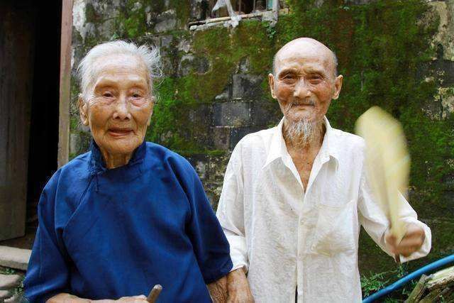 睡眠时间|人过五十想要长寿最先靠自己，少做3件事喝两种水，增寿命还健康