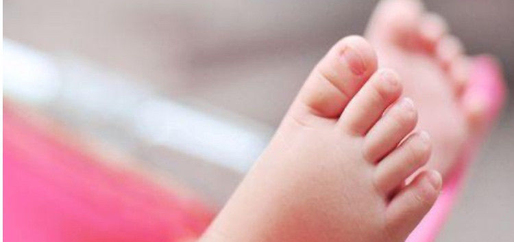 妈妈|孩子光脚,妈妈不当回事,奶奶生气说等孩子大了你就后悔吧