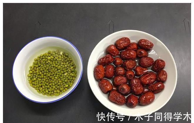 百合|秋天，百合正当季，加两种食材一起煮，清甜润燥，便宜又好喝