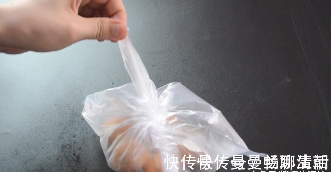 塑料袋|剥核桃谁还用工具剥 聪明的她一个塑料袋就搞定了, 方法简单又实用