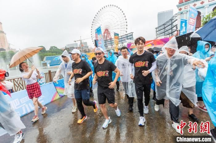 郑恺|三千名高考生长沙雨中彩虹跑 郑恺杜海涛等助阵