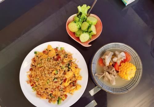 一地鸡毛|和儿子的节日晚餐,一汤一饭,菜都没炒一样,儿子却说:太幸福了