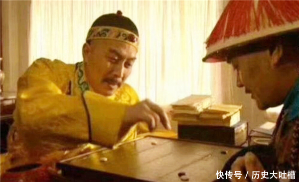 太监|康熙与侍卫下棋侍卫毫不“放水”，被太监解围后，活活饿死棋盘边