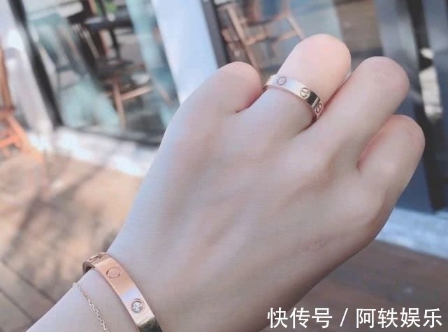 手镯 奢侈品珠宝首饰深受女人追捧,价格那么贵,为啥还有人买?