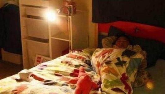 奶奶|3岁女儿独睡2米大床,却总抱怨“很挤”,妈妈看监控后手心出汗