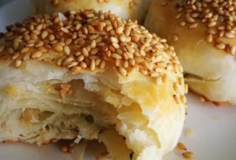  做法|盐酥烧饼这做法太香了，一次醒面照样层层酥脆，省时间更省事