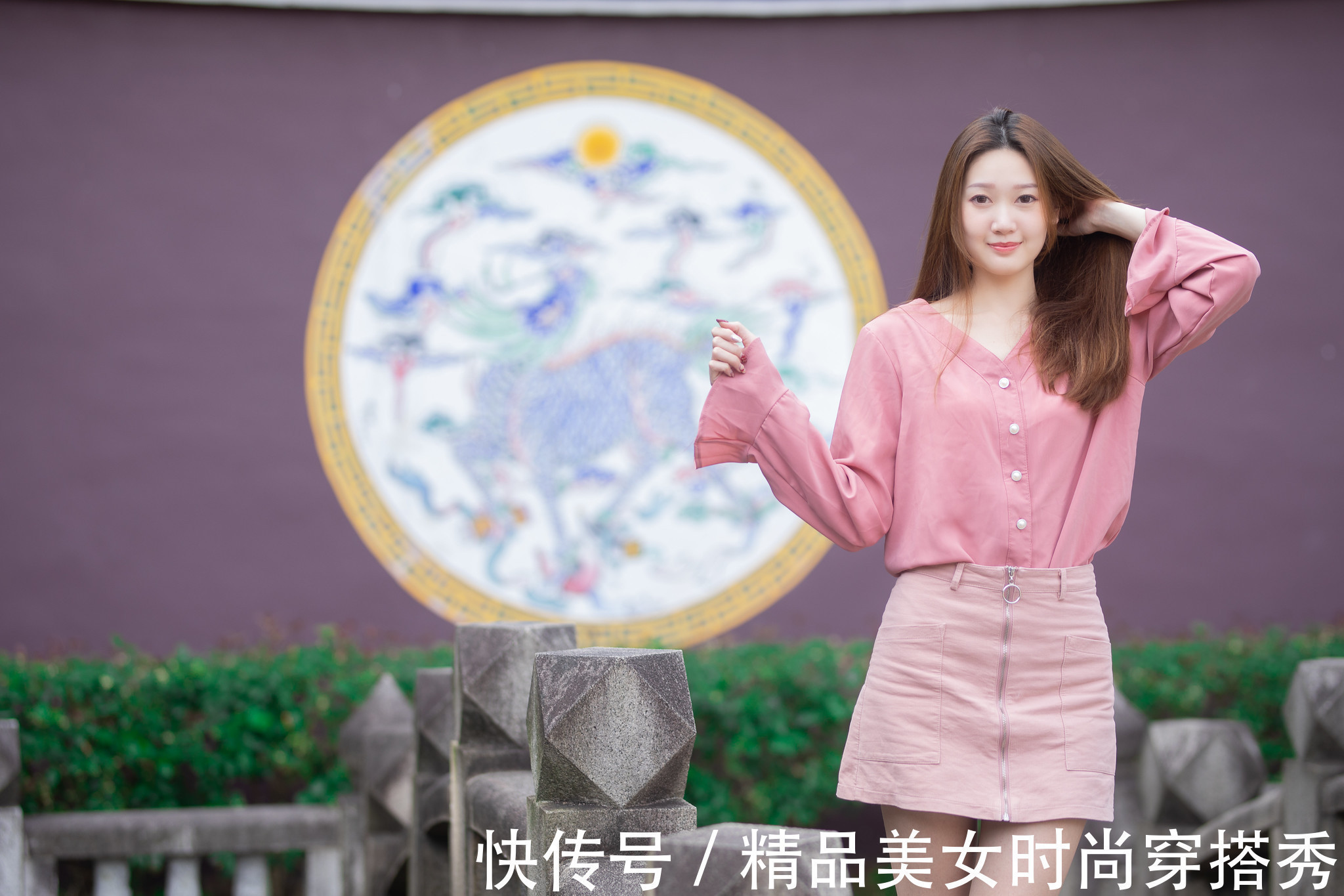 亮出门 粉色的雪纺衬衫甜美减龄,简约时尚的版型衬托女性柔美的气质