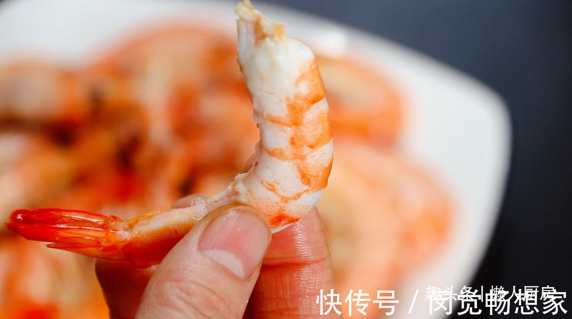 大虾不用水煮,撒点盐焖一下,比白灼虾更好吃,脆嫩Q弹