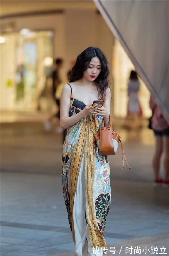 异域风情 一条丝巾打造出一位异域风情的美女，飘逸的丝巾尽显美丽优雅