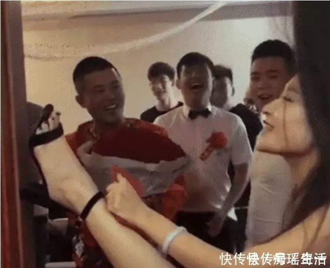 新娘|“最狠伴娘”火了，看到这样的腿，网友：这波操作是牛人