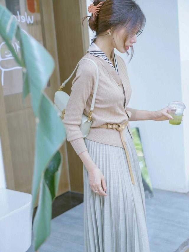 衬衫搭配|梨形身材和微胖女孩的福利,蓝色衬衫搭配白色半身裙,时髦大气