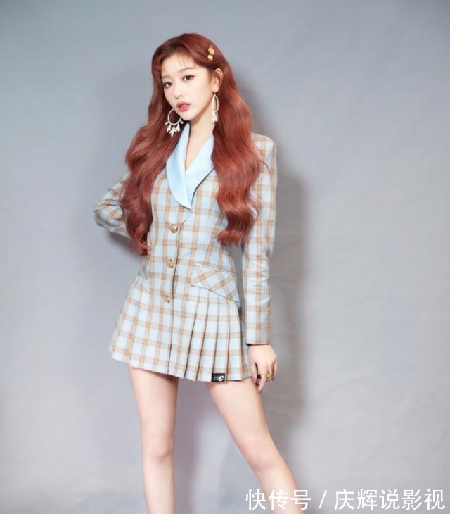 孔雪兒太膽大，牛仔半裙開到大腿盡頭，為了紅真是拼了！