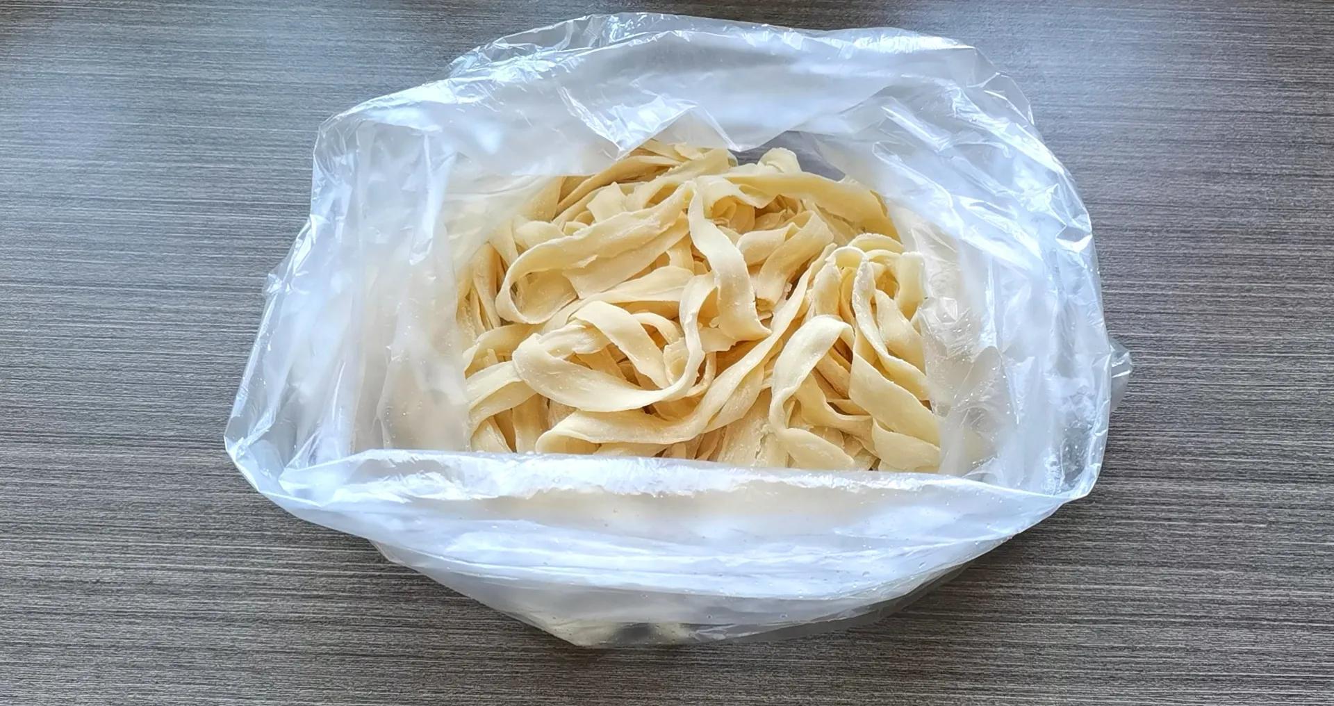 鸡腿炒刀削，家人都说香，做法简单，入味又劲道，有面有菜有主食