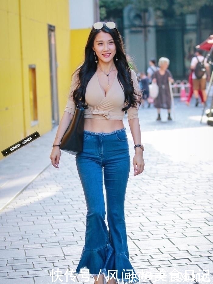 好身材 “多肉”小姐姐,裸色上衣搭配牛仔裤,好身材秀出来!