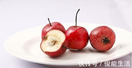 消化不良|山楂泡水喝的功效与作用及禁忌，千万要注意了，现在知道还不晚