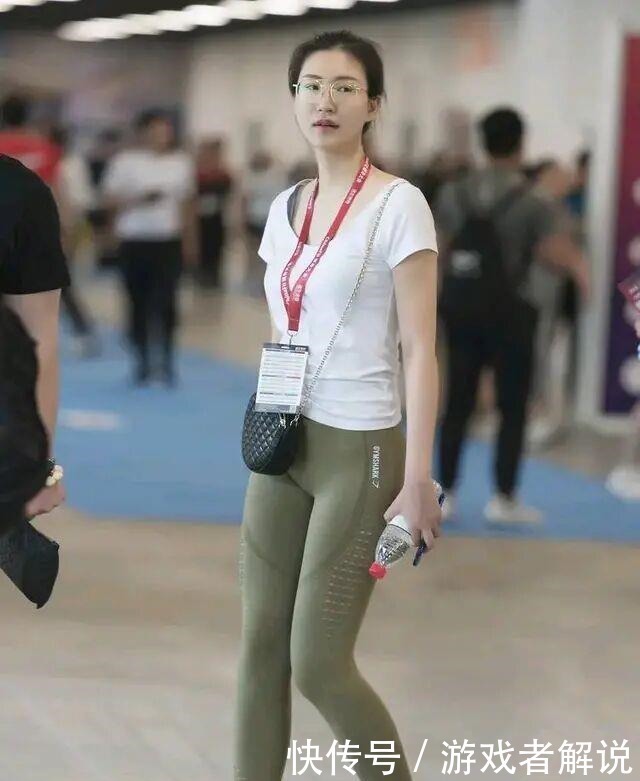 裙子|打底裤也有了反转,抛弃了裙子的“束缚”,对修身更加游刃有余