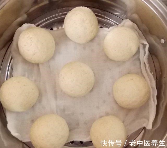  燕麦馒头，馒头的表面看起来凹凸不平，但是并不影响它的美味哈