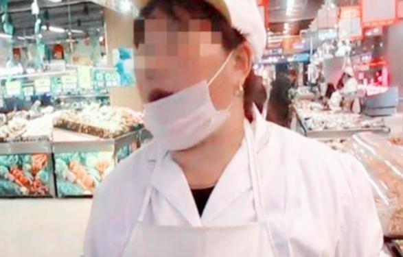 妈妈|1岁娃拽了颗葡萄,工作人员怒斥“这是偷吃”,妈妈高情商回应