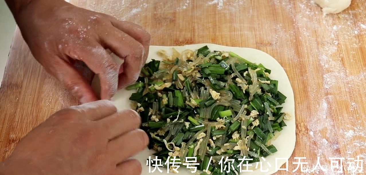 面片|韭菜盒子最好吃的做法,开水一烫,做出来薄皮大馅,太香了