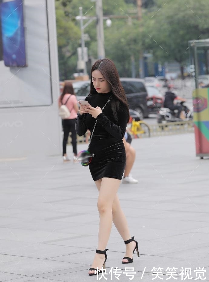 时髦|街拍:时髦的裙子,穿出曲线身材,更显美丽大方!