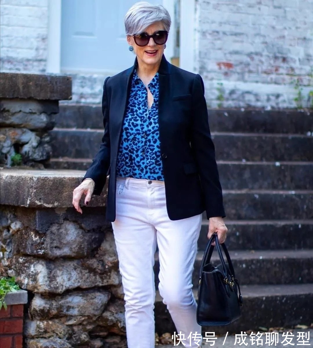 老年人|论穿搭就服这位62岁的奶奶,越老越有魅力,行走中的穿搭教科书