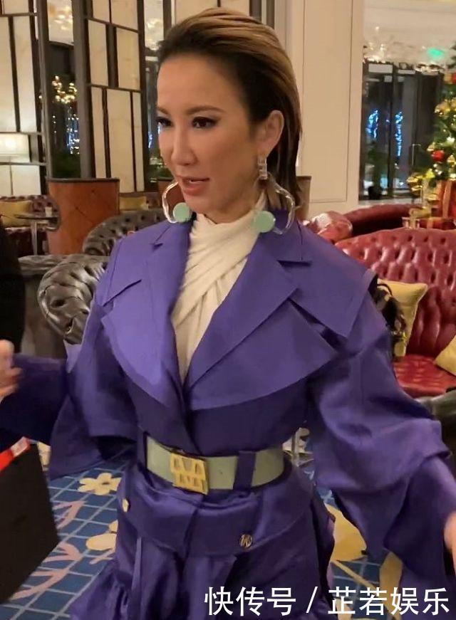 李玟终究是抵不过岁月!穿紫色套装脸色蜡黄,浮夸眼妆却挺显老
