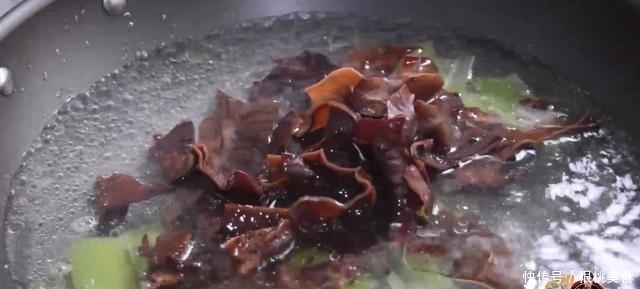 莴笋拌木耳最好吃的做法,配方简单又美味,看看你喜欢吃不?