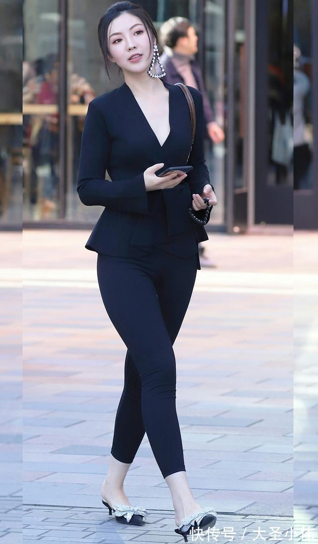 街拍|美女街拍:黑色V领长袖衫,配黑色打底裤,简约修身又温婉大气,时尚又气韵