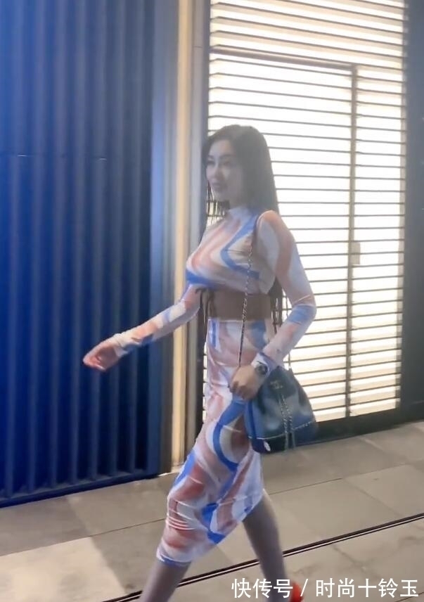 高跟鞋 贵妇穿上一步长裙,紧紧包裹,不方便也要美得优雅