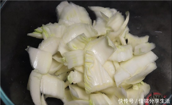 出水|炒大白菜时,马上下锅是大错!大厨教你一招,鲜嫩脆爽、又不出水