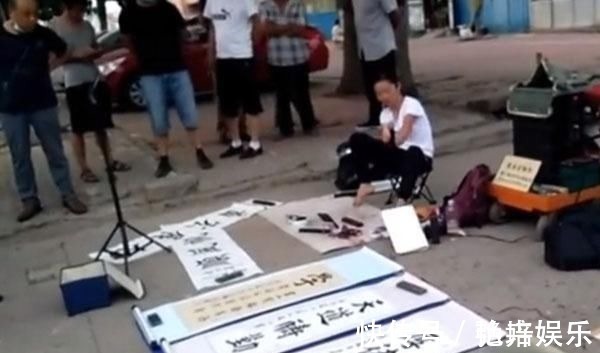 地摊!一位没有双手美女的“地摊书法”,用脚写欧楷榜书,用笔险绝精到