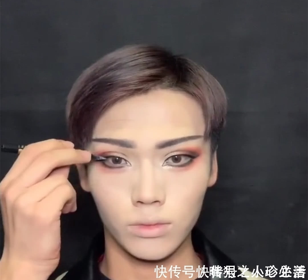 美杜莎|美妆大佬有多厉害?小哥仿妆“美杜莎”,网友:能把手机来吗?