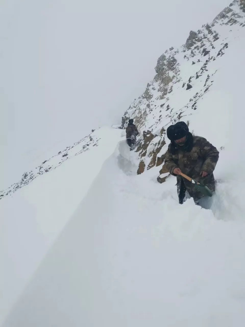 云儿|看到最后一张图我愣住了，大校笔下云都化为了雪