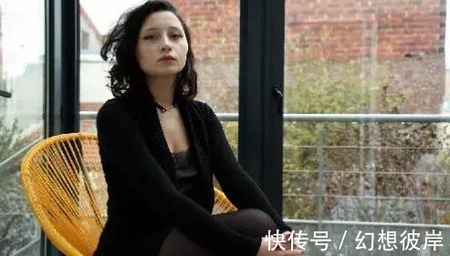 奇闻|奇闻:女孩自己动手染发变成“灯泡脸”,这就是美丽付出的代价