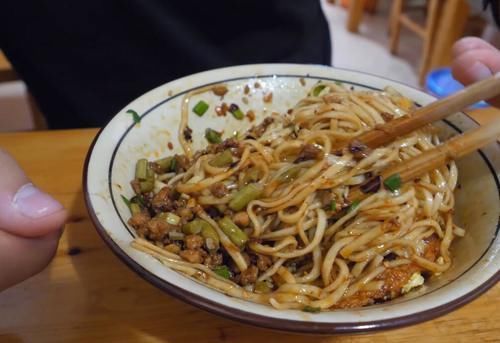 70后大妈开面馆，拌面调料丰富上餐快，一上午不费劲卖300碗面条