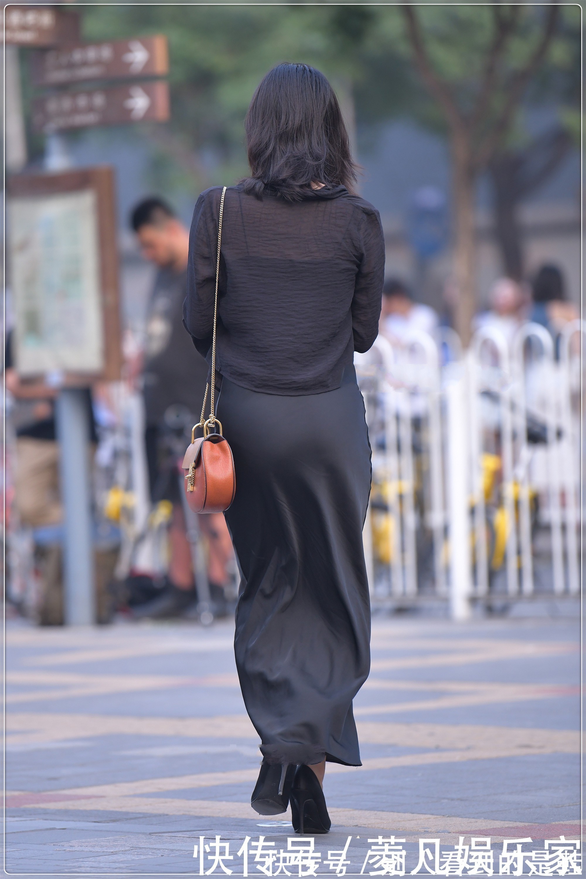 橘红色|黑色真丝吊带裙子搭配橘红色链条包,大气端庄,精致时尚