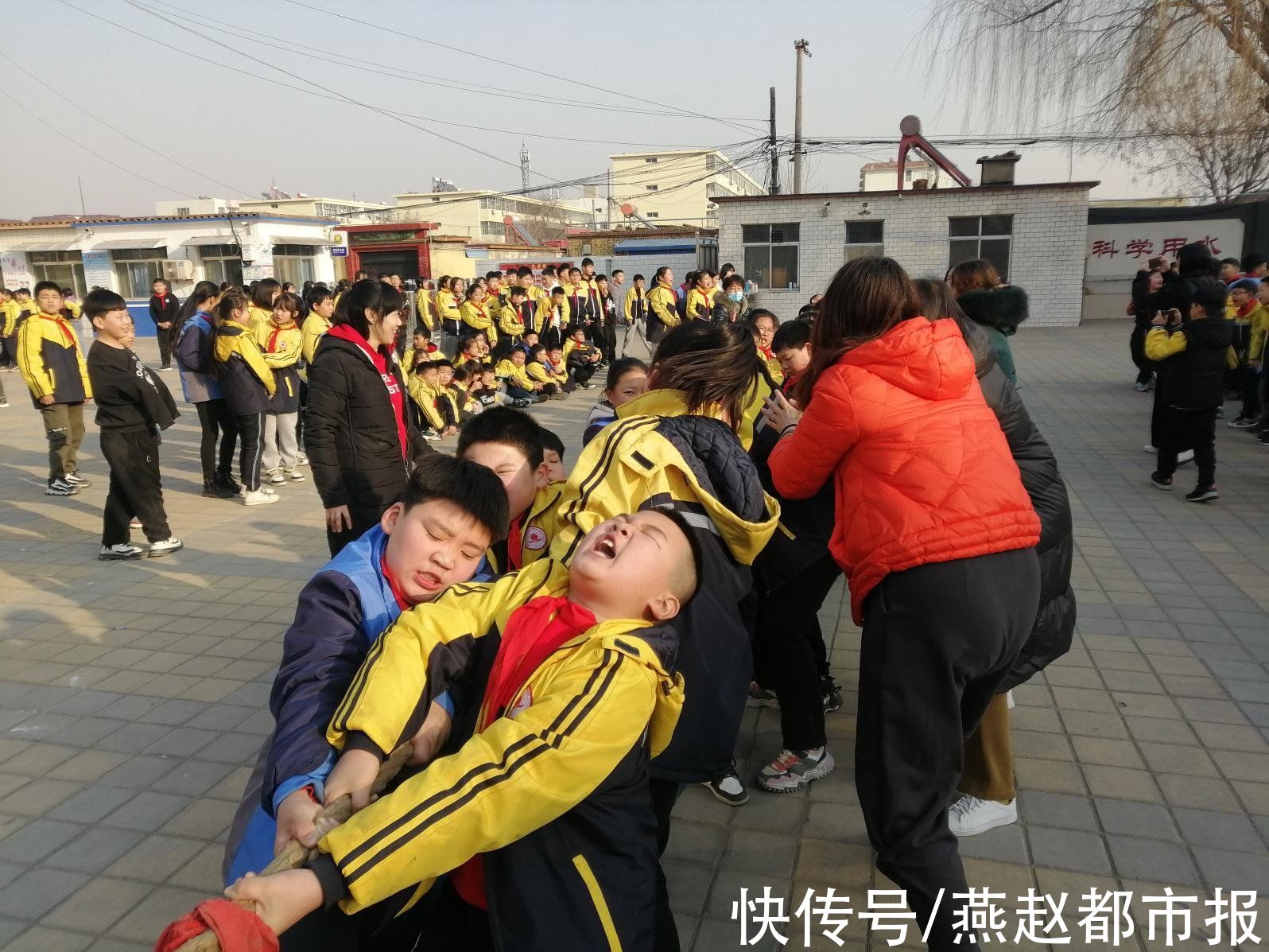 拔河赛|河间市第二实验小学：拔河赛让操场变成沸腾海洋