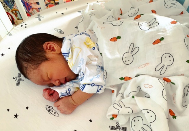 妈妈们|新生儿和妈妈一起睡好,还是自己睡婴儿床更好新手爸妈要看看