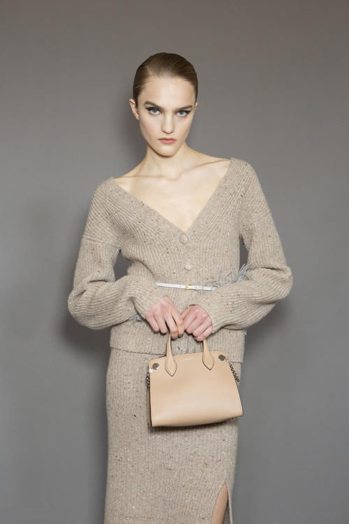 40岁的微胖女人怎么穿？衣服领口要大而且要有高级感，显瘦又时尚