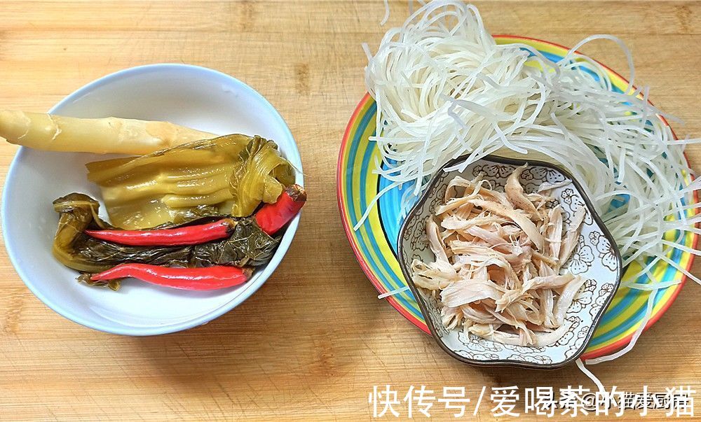 教你酸汤米粉做法，10分钟就能搞定，酸辣好吃早上来上一碗太爽了