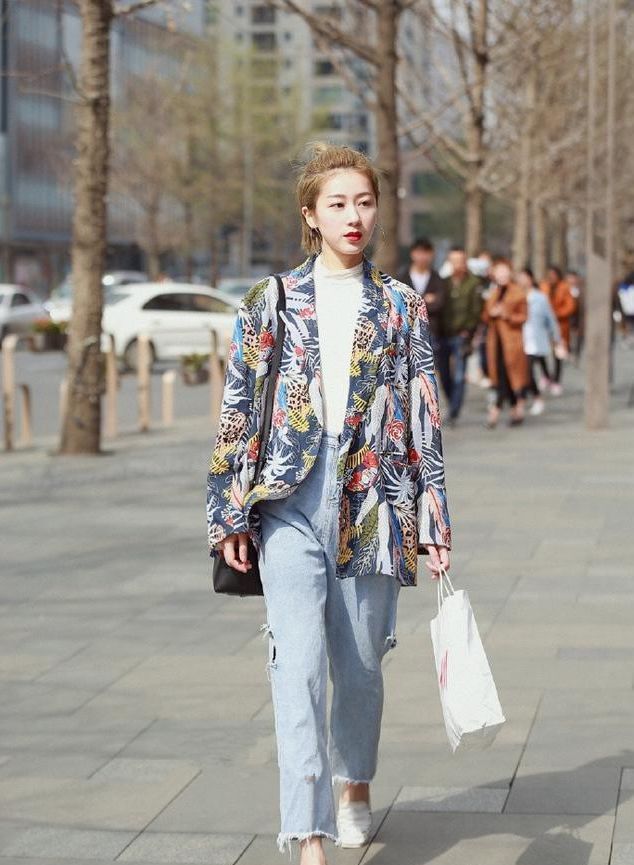 清秀|街拍:第一位小姐姐五官清秀,白皙粉嫩的肌肤,仙女也不过如此