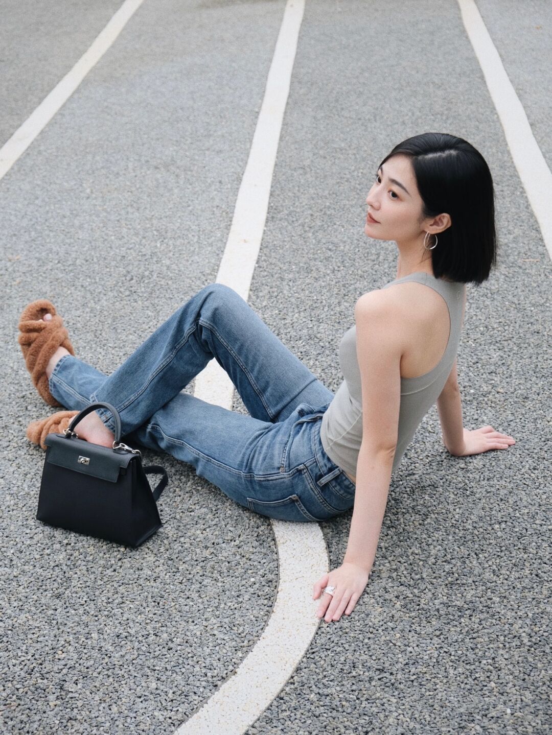 搭配 秋天,牛仔裤怎么穿才高级?和针织衫或背心搭配减龄洋气,超好看