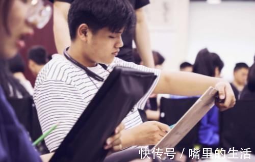 美术|美术生想吃“辣条”,画室不让吃可咋办?那就只好画出来解解馋