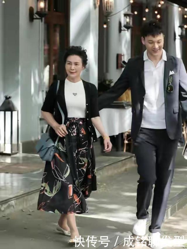 穿搭|60岁女人别总穿“奶奶装”,这位奶奶用穿搭诠释美丽,时髦又优雅