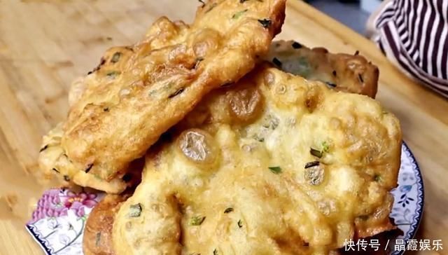 家里有面粉和小葱,要学会做它,做法简单,金黄酥脆,家人特爱吃
