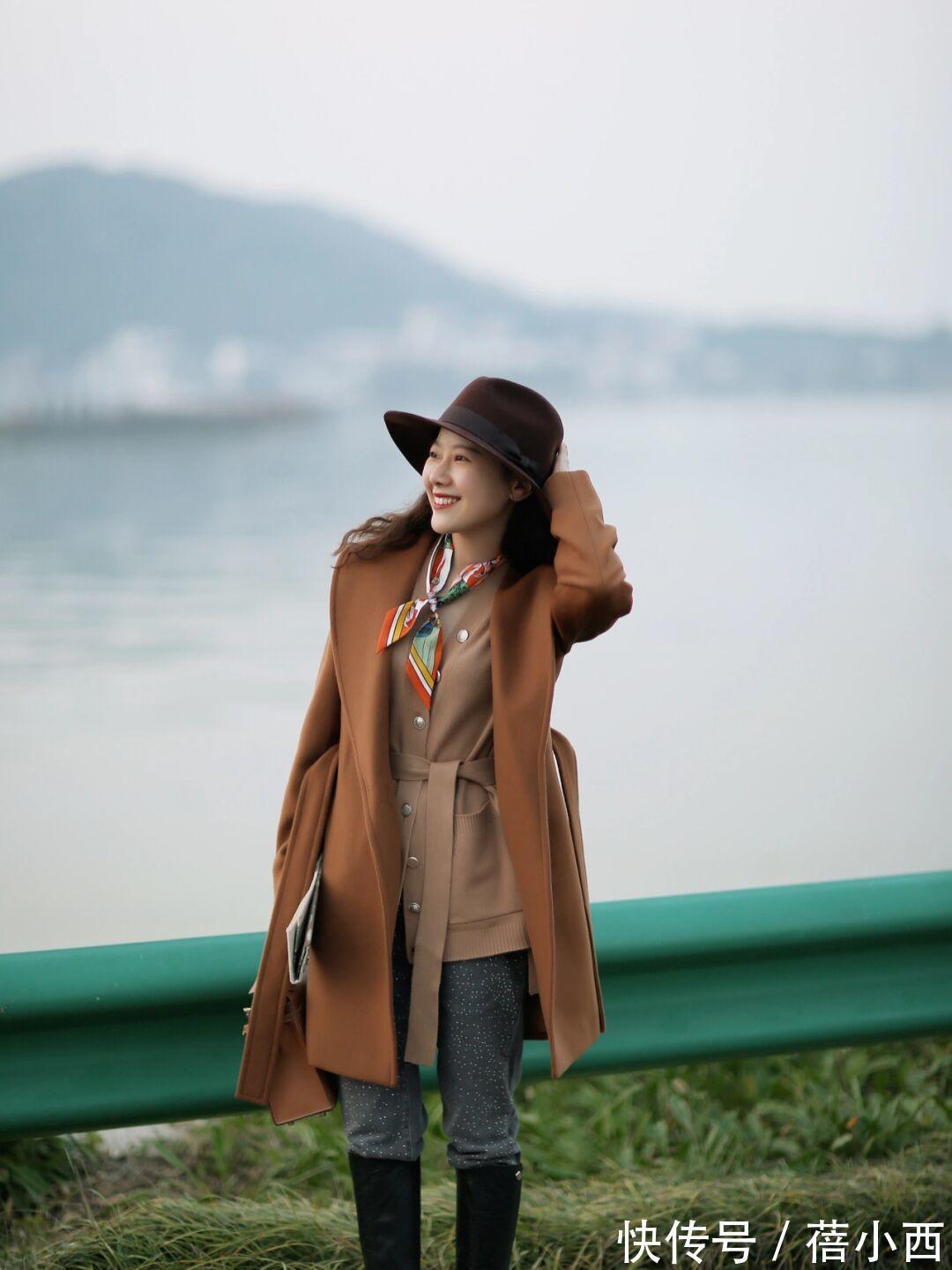 视觉效果|奔三奔四的女人,建议多穿“大地色大衣”,搭配裤子、裙子真高级