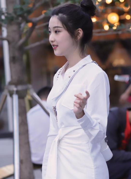 小姐姐 身材苗条的小姐姐,抹胸上衣配长裤,靓丽出一道美丽的风景线