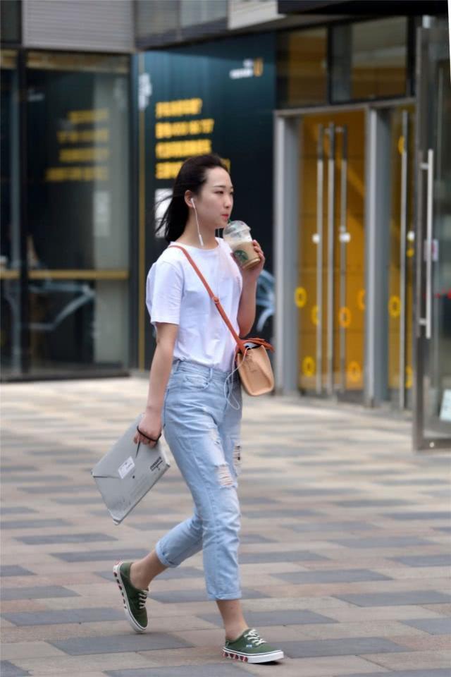 漂亮|街拍:美女黄色连衣裙外搭皮草上衣,舒适大方精致又漂亮