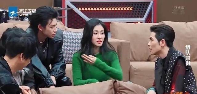 闪光的乐队开播：四位好声音学员同台差距太大，00后的她收获最大