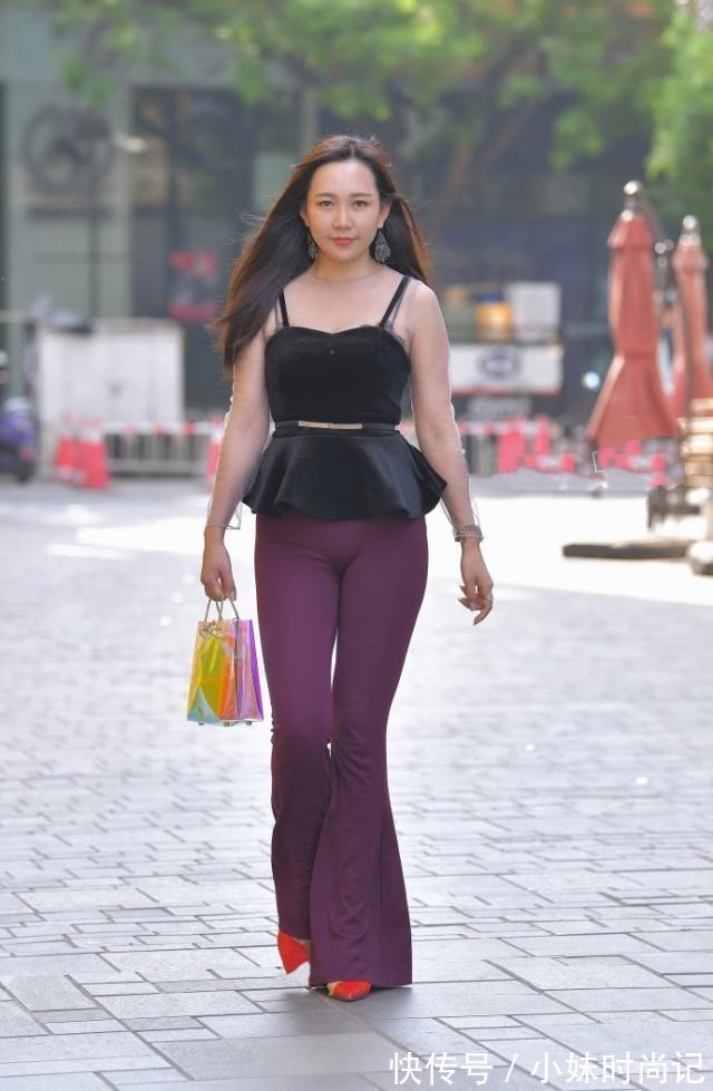 都市丽人 街拍:小姐姐身材好气质佳,时髦的皮裤穿起来很显腿长!